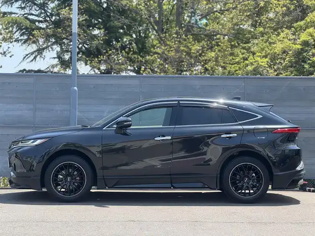 トヨタ ハリアー Z レザーパッケージ 三重県 2022(令4)年 1.7万km プレシャスブラックパール ワンオーナー /GR F・S・Rアンダーエアロ/純正リアスポイラー/RAYS 19インチアルミホイール/調光パノラマルーフ/ヘッドアップディスプレイ/ブラインドスポットモニター/TコネクトSDナビゲーションシステム/JBLプレミアムサウンドシステム/パノラミックビューモニター/黒レザーシート/・前席エアシート/シートヒーター /・前席パワーシート/デジタルインナーミラー /レーダークルーズコントロール/レーントレーシングアシスト/パワーバックドア /ビルトインETC/プロジェクター式LEDヘッドランプ/デイタイムランニングランプ/オートライト/アダプティブハイビームシステム/LEDフォグランプ/プッシュエンジンスタート/スマートキー×2/新車時保証書/取扱説明書