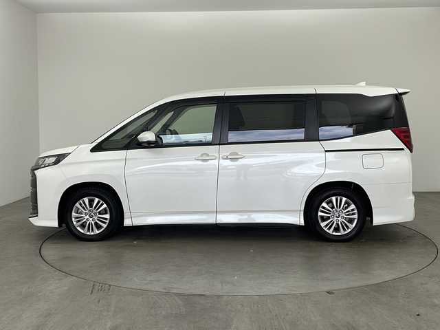 トヨタ ノア ハイブリッド S－G 兵庫県 2022(令4)年 4.5万km ホワイトパールクリスタルシャイン トヨタチームメイト/・アドバンスドパーク/・パーキングブレーキサポート/・パノラミックビューモニター/・エレクトロシフトマチック/トヨタセーフティセンス/・プリクラッシュセーフティ/・フロントクロストラフィックアラート/・レーンチェンジアシスト/レーントレーシングアシスト/・レーンディパーチャーアラート/・レーダークルーズコントロール/・オートマチックハイビーム/・ロードサインアシスト/・ドライバー異常時対応システム/・プロアクティブドライビングアシスト/純正10.5インチナビ/・Bluetoothオーディオ/・CD/DVD再生/・AppleCarPlay/AndoroidAuto/・フルセグテレビ/・バックカメラ/・アラウンドビューモニター/ビルドインETC/前後ドライブレコーダー/純正フロアマット/ハーフレザーシート/前席シートヒーター/両側パワースライドドア/純正16インチアルミホイール/ブラインドスポットモニター/LEDヘッドライト/スマートキー/ワンオーナー/新車保証書/取扱説明書