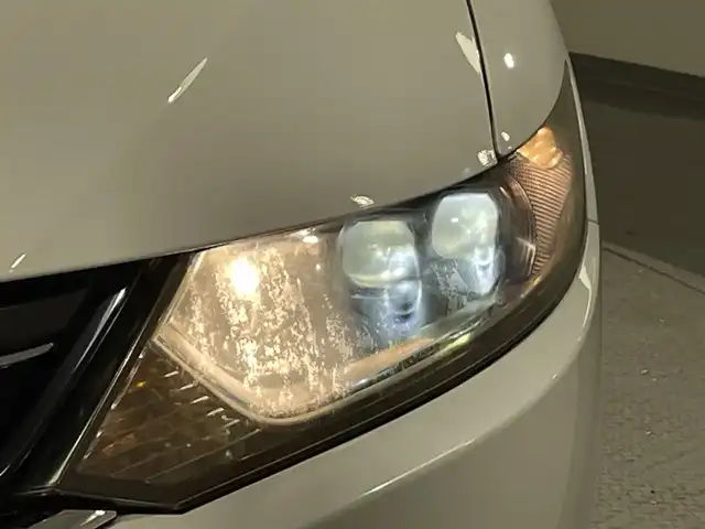ホンダ ジェイド ハイブリッド X 愛知県 2015(平27)年 6.9万km ホワイトオーキッドパール 純正Gathersナビ(VXM-155VFi)/(Bluetooth/フルセグTV/CD・DVD再生/SD/FM/AM)/ホンダセンシング　/　　-レーダークルーズコントロール（ACC)/　　-衝突軽減ブレーキ（CMBS)/　　-車線維持支援システム/　　-路線逸脱抑制機能/　　-誤発進抑制機能/　　-先行車発進お知らせ/　　-標識認識機能/ビルトインＥＴＣ　/ＬＥＤヘッドライト　/ハーフレザーシート　/バックカメラ　/プッシュスタート/　　-スマートキー/純正フロアマット/フォグランプ