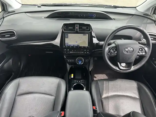 トヨタ プリウス ＰＨＶ A プレミアム 岡山県 2020(令2)年 10.7万km アティチュードブラックマイカ 登録時走行距離106815km/純正9インチナビ/フルセグTV(AM.FM.CD.DVD.TV.BT)/全方位カメラ/ETC2.0/ブラインドスポットモニター/ドライブレコーダー/シートヒーター/エアシート/ステアリングヒーター/クリアランスソナー/衝突軽減ブレーキ/横滑り防止装置/レーダークルーズコントロール/レーンキープアシスト/オートライト/オートマチックハイビーム/アイドリングストップ/17インチ純正AW/純正フロアマット/レザーシート/D席パワーシート/社外AW付スタッドレスタイヤ4本車載