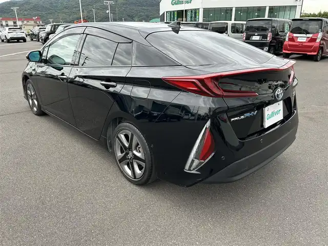 トヨタ プリウス ＰＨＶ A プレミアム 岡山県 2020(令2)年 10.7万km アティチュードブラックマイカ 登録時走行距離106815km/純正9インチナビ/フルセグTV(AM.FM.CD.DVD.TV.BT)/全方位カメラ/ETC2.0/ブラインドスポットモニター/ドライブレコーダー/シートヒーター/エアシート/ステアリングヒーター/クリアランスソナー/衝突軽減ブレーキ/横滑り防止装置/レーダークルーズコントロール/レーンキープアシスト/オートライト/オートマチックハイビーム/アイドリングストップ/17インチ純正AW/純正フロアマット/レザーシート/D席パワーシート/社外AW付スタッドレスタイヤ4本車載