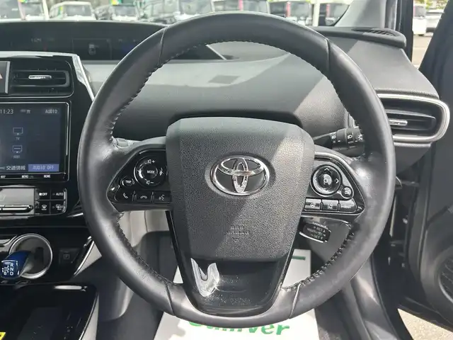 トヨタ プリウス ＰＨＶ A プレミアム 岡山県 2020(令2)年 10.7万km アティチュードブラックマイカ 登録時走行距離106815km/純正9インチナビ/フルセグTV(AM.FM.CD.DVD.TV.BT)/全方位カメラ/ETC2.0/ブラインドスポットモニター/ドライブレコーダー/シートヒーター/エアシート/ステアリングヒーター/クリアランスソナー/衝突軽減ブレーキ/横滑り防止装置/レーダークルーズコントロール/レーンキープアシスト/オートライト/オートマチックハイビーム/アイドリングストップ/17インチ純正AW/純正フロアマット/レザーシート/D席パワーシート/社外AW付スタッドレスタイヤ4本車載