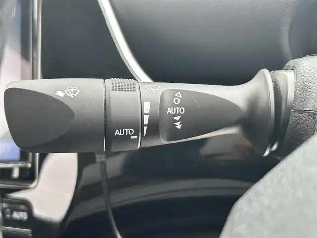 トヨタ プリウス ＰＨＶ A プレミアム 岡山県 2020(令2)年 10.7万km アティチュードブラックマイカ 登録時走行距離106815km/純正9インチナビ/フルセグTV(AM.FM.CD.DVD.TV.BT)/全方位カメラ/ETC2.0/ブラインドスポットモニター/ドライブレコーダー/シートヒーター/エアシート/ステアリングヒーター/クリアランスソナー/衝突軽減ブレーキ/横滑り防止装置/レーダークルーズコントロール/レーンキープアシスト/オートライト/オートマチックハイビーム/アイドリングストップ/17インチ純正AW/純正フロアマット/レザーシート/D席パワーシート/社外AW付スタッドレスタイヤ4本車載