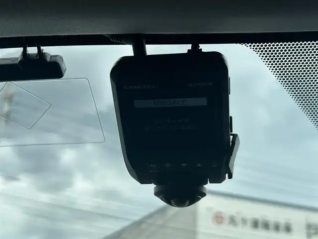 トヨタ プリウス ＰＨＶ A プレミアム 岡山県 2020(令2)年 10.7万km アティチュードブラックマイカ 登録時走行距離106815km/純正9インチナビ/フルセグTV(AM.FM.CD.DVD.TV.BT)/全方位カメラ/ETC2.0/ブラインドスポットモニター/ドライブレコーダー/シートヒーター/エアシート/ステアリングヒーター/クリアランスソナー/衝突軽減ブレーキ/横滑り防止装置/レーダークルーズコントロール/レーンキープアシスト/オートライト/オートマチックハイビーム/アイドリングストップ/17インチ純正AW/純正フロアマット/レザーシート/D席パワーシート/社外AW付スタッドレスタイヤ4本車載