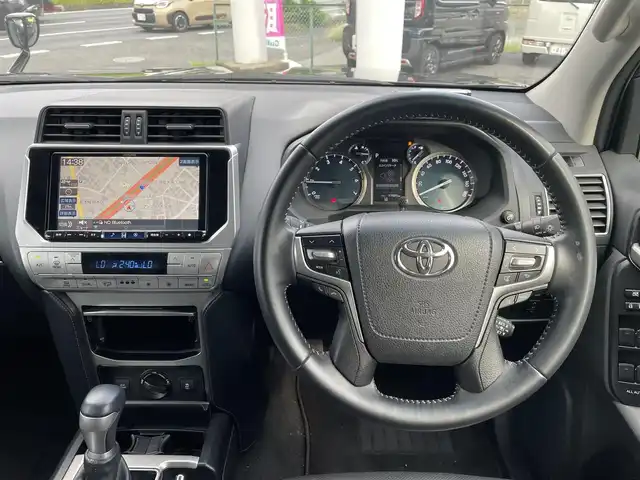 トヨタ ランドクルーザー プラド TX Lパッケージ マットブラED 道東・釧路十勝 2023(令5)年 1.2万km ブラック ワンオーナー/サンルーフ/革シート/前席エアシート＆シートヒーター/前席パワーシート/社外ＳＤナビ＆フルセグ/　（ＤＶＤ＆ＣＤ＆ＭＳＶ＆ＢＴ）/バックカメラ/ＥＴＣ/ドライブレコーダー一体型デジタルインナーミラー/Ｔｏｙｏｔａ　Ｓａｆｅｔｙ　Ｓｅｎｓｅ/・プリクラッシュセーフティ/・レーンディパーチャーアラート/・オートマチックハイビーム/・レーダークルーズコントロール/・ロードサインアシスト/先行車発進告知/パーキングサポートブレーキ/クリアランスソナー/革巻きステアリング/ステアリングリモコン/ルーフレール/Ｍ’ｓＳＰＥＥＤフロントハーフスポイラー/モデリスタリヤスカート/純正１８inアルミホイール/オートライト/ＬＥＤライト/フォグランプ/リヤフォグランプ/オート電動格納ミラー/スマートキー/プッシュスタート/Ｗ＆サイド＆カーテン＆ニーエアバッグ/横滑り防止機能/ヒルスタートアシストコントロール/電動センターデフロック/フロアマット/新車保証書/取扱説明書（車両＆ナビ）/スペアキー有