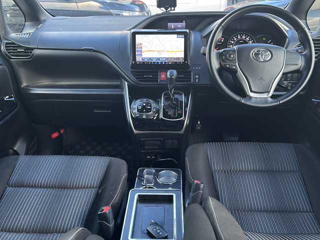トヨタ ヴォクシー ZS 煌Ⅱ 沖縄県 2020(令2)年 6.1万km ブラック アルパインナビ・TV・Bluetooth・CD・DVD・HDMI/バックカメラ/両側パワースライドドア/ETC/ドライブレコーダー/コーナーセンサー/オートライト/衝突軽減システム/レーンキープアシスト/LEDヘッドライト/革巻きステアリング/ステアリングスイッチ/電動格納ミラー/リアロールサンシェード/サイドバイザー