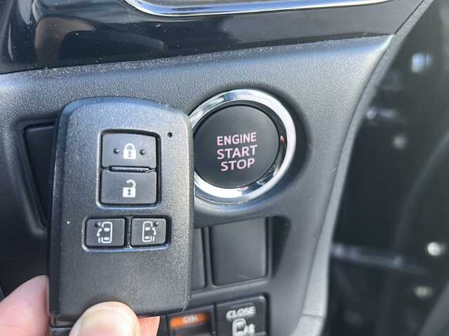 トヨタ ヴォクシー ZS 煌Ⅱ 沖縄県 2020(令2)年 6.1万km ブラック アルパインナビ・TV・Bluetooth・CD・DVD・HDMI/バックカメラ/両側パワースライドドア/ETC/ドライブレコーダー/コーナーセンサー/オートライト/衝突軽減システム/レーンキープアシスト/LEDヘッドライト/革巻きステアリング/ステアリングスイッチ/電動格納ミラー/リアロールサンシェード/サイドバイザー