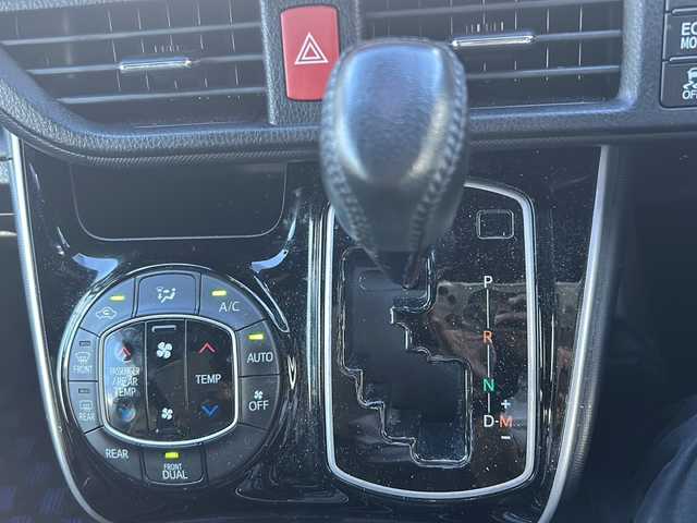 トヨタ ヴォクシー ZS 煌Ⅱ 沖縄県 2020(令2)年 6.1万km ブラック アルパインナビ・TV・Bluetooth・CD・DVD・HDMI/バックカメラ/両側パワースライドドア/ETC/ドライブレコーダー/コーナーセンサー/オートライト/衝突軽減システム/レーンキープアシスト/LEDヘッドライト/革巻きステアリング/ステアリングスイッチ/電動格納ミラー/リアロールサンシェード/サイドバイザー