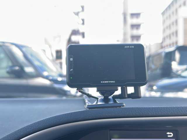 トヨタ ヴォクシー ZS 煌Ⅱ 沖縄県 2020(令2)年 6.1万km ブラック アルパインナビ・TV・Bluetooth・CD・DVD・HDMI/バックカメラ/両側パワースライドドア/ETC/ドライブレコーダー/コーナーセンサー/オートライト/衝突軽減システム/レーンキープアシスト/LEDヘッドライト/革巻きステアリング/ステアリングスイッチ/電動格納ミラー/リアロールサンシェード/サイドバイザー