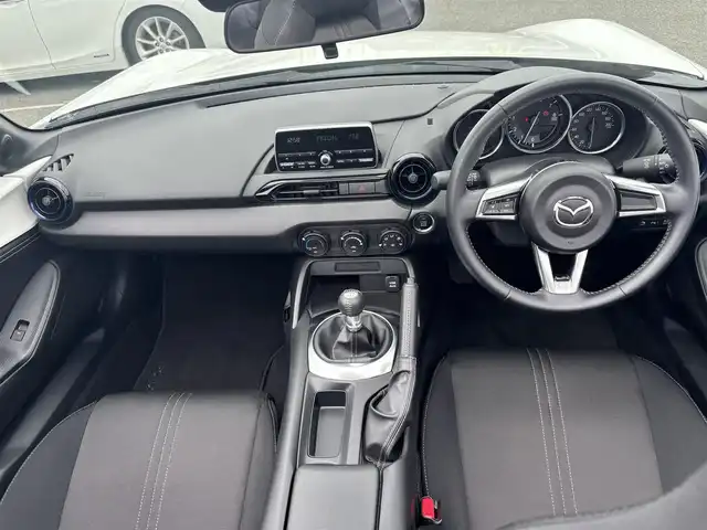 マツダ ロードスター 990S 愛知県 2022(令4)年 1.7万km スノーフレイクホワイトパールマイカ /禁煙車//ワンオーナー//特別仕様車//ガラス製リアウインドー付ソフトトップ（クロス）ソフトトップカラー：ダークブルー//フロントブレーキ：Brembo社製ベンチレーテッドディスク＆Brembo社製対向４ピストンキャリパー（ブラック塗装）//リアブレーキ：キャリパー（ブラック塗装）//大径ブレーキローター（フロント／リア）//990S専用セッティング//16インチRAYS社製鍛造アルミホイール（ダークガンメタリック塗装）//エアコンルーバー加飾：ブルー／ピアノブラック塗装//革巻きステアリング//ステアリングスイッチ//プッシュスタート//USB/AUX//ETC//スマートキー//スペアスマートキー//LEDオートライト//オートハイビーム//横滑り防止装置//BSM//LDA//コーナーセンサー//衝突軽減ブレーキ//純正フロアマット//保証書//取扱説明書