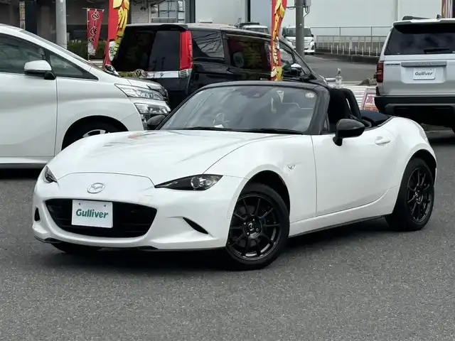 マツダ ロードスター 990S 愛知県 2022(令4)年 1.7万km スノーフレイクホワイトパールマイカ /禁煙車//ワンオーナー//特別仕様車//ガラス製リアウインドー付ソフトトップ（クロス）ソフトトップカラー：ダークブルー//フロントブレーキ：Brembo社製ベンチレーテッドディスク＆Brembo社製対向４ピストンキャリパー（ブラック塗装）//リアブレーキ：キャリパー（ブラック塗装）//大径ブレーキローター（フロント／リア）//990S専用セッティング//16インチRAYS社製鍛造アルミホイール（ダークガンメタリック塗装）//エアコンルーバー加飾：ブルー／ピアノブラック塗装//革巻きステアリング//ステアリングスイッチ//プッシュスタート//USB/AUX//ETC//スマートキー//スペアスマートキー//LEDオートライト//オートハイビーム//横滑り防止装置//BSM//LDA//コーナーセンサー//衝突軽減ブレーキ//純正フロアマット//保証書//取扱説明書