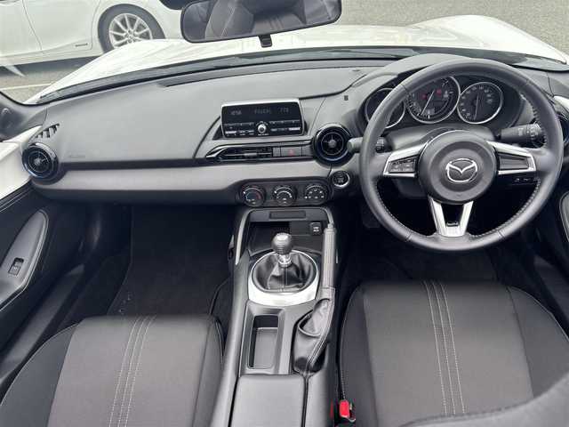 マツダ ロードスター 990S 静岡県 2022(令4)年 1.7万km スノーフレイクホワイトパールマイカ /禁煙車//ワンオーナー//特別仕様車//ガラス製リアウインドー付ソフトトップ（クロス）ソフトトップカラー：ダークブルー//フロントブレーキ：Brembo社製ベンチレーテッドディスク＆Brembo社製対向４ピストンキャリパー（ブラック塗装）//リアブレーキ：キャリパー（ブラック塗装）//大径ブレーキローター（フロント／リア）//990S専用セッティング//16インチRAYS社製鍛造アルミホイール（ダークガンメタリック塗装）//エアコンルーバー加飾：ブルー／ピアノブラック塗装//革巻きステアリング//ステアリングスイッチ//プッシュスタート//USB/AUX//ETC//スマートキー//スペアスマートキー//LEDオートライト//オートハイビーム//横滑り防止装置//BSM//LDA//コーナーセンサー//衝突軽減ブレーキ//純正フロアマット//保証書//取扱説明書