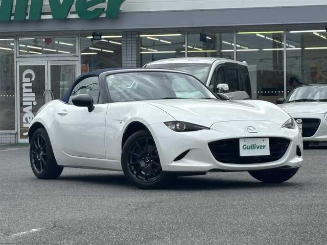 マツダ ロードスター 990S 静岡県 2022(令4)年 1.7万km スノーフレイクホワイトパールマイカ /禁煙車//ワンオーナー//特別仕様車//ガラス製リアウインドー付ソフトトップ（クロス）ソフトトップカラー：ダークブルー//フロントブレーキ：Brembo社製ベンチレーテッドディスク＆Brembo社製対向４ピストンキャリパー（ブラック塗装）//リアブレーキ：キャリパー（ブラック塗装）//大径ブレーキローター（フロント／リア）//990S専用セッティング//16インチRAYS社製鍛造アルミホイール（ダークガンメタリック塗装）//エアコンルーバー加飾：ブルー／ピアノブラック塗装//革巻きステアリング//ステアリングスイッチ//プッシュスタート//USB/AUX//ETC//スマートキー//スペアスマートキー//LEDオートライト//オートハイビーム//横滑り防止装置//BSM//LDA//コーナーセンサー//衝突軽減ブレーキ//純正フロアマット//保証書//取扱説明書