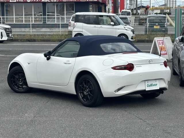 マツダ ロードスター 990S 静岡県 2022(令4)年 1.7万km スノーフレイクホワイトパールマイカ /禁煙車//ワンオーナー//特別仕様車//ガラス製リアウインドー付ソフトトップ（クロス）ソフトトップカラー：ダークブルー//フロントブレーキ：Brembo社製ベンチレーテッドディスク＆Brembo社製対向４ピストンキャリパー（ブラック塗装）//リアブレーキ：キャリパー（ブラック塗装）//大径ブレーキローター（フロント／リア）//990S専用セッティング//16インチRAYS社製鍛造アルミホイール（ダークガンメタリック塗装）//エアコンルーバー加飾：ブルー／ピアノブラック塗装//革巻きステアリング//ステアリングスイッチ//プッシュスタート//USB/AUX//ETC//スマートキー//スペアスマートキー//LEDオートライト//オートハイビーム//横滑り防止装置//BSM//LDA//コーナーセンサー//衝突軽減ブレーキ//純正フロアマット//保証書//取扱説明書