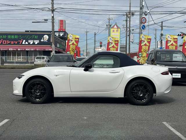 マツダ ロードスター 990S 静岡県 2022(令4)年 1.7万km スノーフレイクホワイトパールマイカ /禁煙車//ワンオーナー//特別仕様車//ガラス製リアウインドー付ソフトトップ（クロス）ソフトトップカラー：ダークブルー//フロントブレーキ：Brembo社製ベンチレーテッドディスク＆Brembo社製対向４ピストンキャリパー（ブラック塗装）//リアブレーキ：キャリパー（ブラック塗装）//大径ブレーキローター（フロント／リア）//990S専用セッティング//16インチRAYS社製鍛造アルミホイール（ダークガンメタリック塗装）//エアコンルーバー加飾：ブルー／ピアノブラック塗装//革巻きステアリング//ステアリングスイッチ//プッシュスタート//USB/AUX//ETC//スマートキー//スペアスマートキー//LEDオートライト//オートハイビーム//横滑り防止装置//BSM//LDA//コーナーセンサー//衝突軽減ブレーキ//純正フロアマット//保証書//取扱説明書