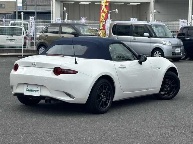 マツダ ロードスター 990S 静岡県 2022(令4)年 1.7万km スノーフレイクホワイトパールマイカ /禁煙車//ワンオーナー//特別仕様車//ガラス製リアウインドー付ソフトトップ（クロス）ソフトトップカラー：ダークブルー//フロントブレーキ：Brembo社製ベンチレーテッドディスク＆Brembo社製対向４ピストンキャリパー（ブラック塗装）//リアブレーキ：キャリパー（ブラック塗装）//大径ブレーキローター（フロント／リア）//990S専用セッティング//16インチRAYS社製鍛造アルミホイール（ダークガンメタリック塗装）//エアコンルーバー加飾：ブルー／ピアノブラック塗装//革巻きステアリング//ステアリングスイッチ//プッシュスタート//USB/AUX//ETC//スマートキー//スペアスマートキー//LEDオートライト//オートハイビーム//横滑り防止装置//BSM//LDA//コーナーセンサー//衝突軽減ブレーキ//純正フロアマット//保証書//取扱説明書