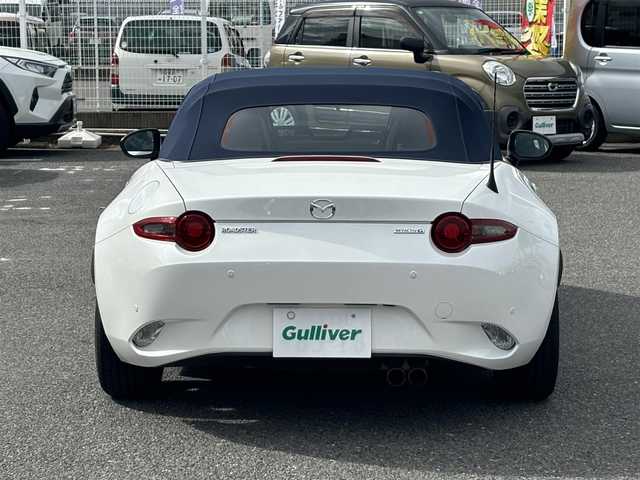 マツダ ロードスター 990S 静岡県 2022(令4)年 1.7万km スノーフレイクホワイトパールマイカ /禁煙車//ワンオーナー//特別仕様車//ガラス製リアウインドー付ソフトトップ（クロス）ソフトトップカラー：ダークブルー//フロントブレーキ：Brembo社製ベンチレーテッドディスク＆Brembo社製対向４ピストンキャリパー（ブラック塗装）//リアブレーキ：キャリパー（ブラック塗装）//大径ブレーキローター（フロント／リア）//990S専用セッティング//16インチRAYS社製鍛造アルミホイール（ダークガンメタリック塗装）//エアコンルーバー加飾：ブルー／ピアノブラック塗装//革巻きステアリング//ステアリングスイッチ//プッシュスタート//USB/AUX//ETC//スマートキー//スペアスマートキー//LEDオートライト//オートハイビーム//横滑り防止装置//BSM//LDA//コーナーセンサー//衝突軽減ブレーキ//純正フロアマット//保証書//取扱説明書
