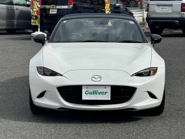 マツダ ロードスター 990S 静岡県 2022(令4)年 1.7万km スノーフレイクホワイトパールマイカ /禁煙車//ワンオーナー//特別仕様車//ガラス製リアウインドー付ソフトトップ（クロス）ソフトトップカラー：ダークブルー//フロントブレーキ：Brembo社製ベンチレーテッドディスク＆Brembo社製対向４ピストンキャリパー（ブラック塗装）//リアブレーキ：キャリパー（ブラック塗装）//大径ブレーキローター（フロント／リア）//990S専用セッティング//16インチRAYS社製鍛造アルミホイール（ダークガンメタリック塗装）//エアコンルーバー加飾：ブルー／ピアノブラック塗装//革巻きステアリング//ステアリングスイッチ//プッシュスタート//USB/AUX//ETC//スマートキー//スペアスマートキー//LEDオートライト//オートハイビーム//横滑り防止装置//BSM//LDA//コーナーセンサー//衝突軽減ブレーキ//純正フロアマット//保証書//取扱説明書