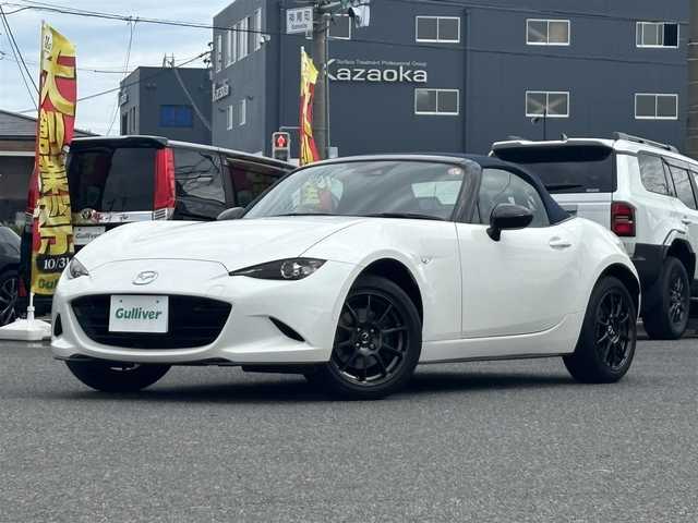 マツダ ロードスター 990S 静岡県 2022(令4)年 1.7万km スノーフレイクホワイトパールマイカ /禁煙車//ワンオーナー//特別仕様車//ガラス製リアウインドー付ソフトトップ（クロス）ソフトトップカラー：ダークブルー//フロントブレーキ：Brembo社製ベンチレーテッドディスク＆Brembo社製対向４ピストンキャリパー（ブラック塗装）//リアブレーキ：キャリパー（ブラック塗装）//大径ブレーキローター（フロント／リア）//990S専用セッティング//16インチRAYS社製鍛造アルミホイール（ダークガンメタリック塗装）//エアコンルーバー加飾：ブルー／ピアノブラック塗装//革巻きステアリング//ステアリングスイッチ//プッシュスタート//USB/AUX//ETC//スマートキー//スペアスマートキー//LEDオートライト//オートハイビーム//横滑り防止装置//BSM//LDA//コーナーセンサー//衝突軽減ブレーキ//純正フロアマット//保証書//取扱説明書