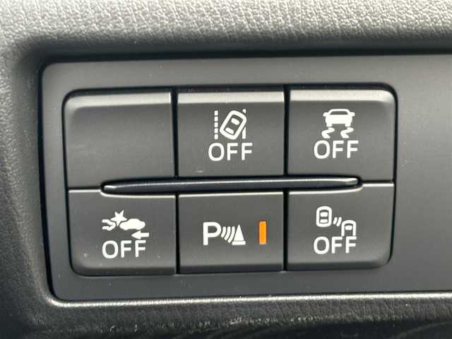 マツダ ロードスター 990S 静岡県 2022(令4)年 1.7万km スノーフレイクホワイトパールマイカ /禁煙車//ワンオーナー//特別仕様車//ガラス製リアウインドー付ソフトトップ（クロス）ソフトトップカラー：ダークブルー//フロントブレーキ：Brembo社製ベンチレーテッドディスク＆Brembo社製対向４ピストンキャリパー（ブラック塗装）//リアブレーキ：キャリパー（ブラック塗装）//大径ブレーキローター（フロント／リア）//990S専用セッティング//16インチRAYS社製鍛造アルミホイール（ダークガンメタリック塗装）//エアコンルーバー加飾：ブルー／ピアノブラック塗装//革巻きステアリング//ステアリングスイッチ//プッシュスタート//USB/AUX//ETC//スマートキー//スペアスマートキー//LEDオートライト//オートハイビーム//横滑り防止装置//BSM//LDA//コーナーセンサー//衝突軽減ブレーキ//純正フロアマット//保証書//取扱説明書