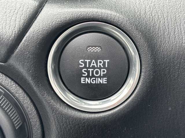 マツダ ロードスター 990S 静岡県 2022(令4)年 1.7万km スノーフレイクホワイトパールマイカ /禁煙車//ワンオーナー//特別仕様車//ガラス製リアウインドー付ソフトトップ（クロス）ソフトトップカラー：ダークブルー//フロントブレーキ：Brembo社製ベンチレーテッドディスク＆Brembo社製対向４ピストンキャリパー（ブラック塗装）//リアブレーキ：キャリパー（ブラック塗装）//大径ブレーキローター（フロント／リア）//990S専用セッティング//16インチRAYS社製鍛造アルミホイール（ダークガンメタリック塗装）//エアコンルーバー加飾：ブルー／ピアノブラック塗装//革巻きステアリング//ステアリングスイッチ//プッシュスタート//USB/AUX//ETC//スマートキー//スペアスマートキー//LEDオートライト//オートハイビーム//横滑り防止装置//BSM//LDA//コーナーセンサー//衝突軽減ブレーキ//純正フロアマット//保証書//取扱説明書