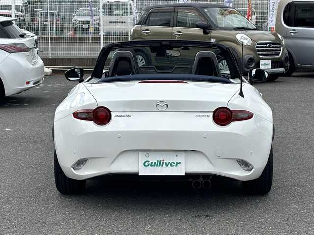 マツダ ロードスター 990S 静岡県 2022(令4)年 1.7万km スノーフレイクホワイトパールマイカ /禁煙車//ワンオーナー//特別仕様車//ガラス製リアウインドー付ソフトトップ（クロス）ソフトトップカラー：ダークブルー//フロントブレーキ：Brembo社製ベンチレーテッドディスク＆Brembo社製対向４ピストンキャリパー（ブラック塗装）//リアブレーキ：キャリパー（ブラック塗装）//大径ブレーキローター（フロント／リア）//990S専用セッティング//16インチRAYS社製鍛造アルミホイール（ダークガンメタリック塗装）//エアコンルーバー加飾：ブルー／ピアノブラック塗装//革巻きステアリング//ステアリングスイッチ//プッシュスタート//USB/AUX//ETC//スマートキー//スペアスマートキー//LEDオートライト//オートハイビーム//横滑り防止装置//BSM//LDA//コーナーセンサー//衝突軽減ブレーキ//純正フロアマット//保証書//取扱説明書
