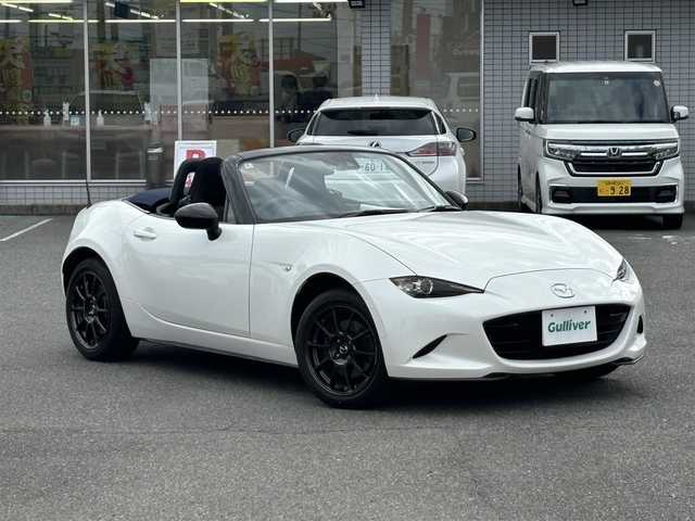 マツダ ロードスター 990S 静岡県 2022(令4)年 1.7万km スノーフレイクホワイトパールマイカ /禁煙車//ワンオーナー//特別仕様車//ガラス製リアウインドー付ソフトトップ（クロス）ソフトトップカラー：ダークブルー//フロントブレーキ：Brembo社製ベンチレーテッドディスク＆Brembo社製対向４ピストンキャリパー（ブラック塗装）//リアブレーキ：キャリパー（ブラック塗装）//大径ブレーキローター（フロント／リア）//990S専用セッティング//16インチRAYS社製鍛造アルミホイール（ダークガンメタリック塗装）//エアコンルーバー加飾：ブルー／ピアノブラック塗装//革巻きステアリング//ステアリングスイッチ//プッシュスタート//USB/AUX//ETC//スマートキー//スペアスマートキー//LEDオートライト//オートハイビーム//横滑り防止装置//BSM//LDA//コーナーセンサー//衝突軽減ブレーキ//純正フロアマット//保証書//取扱説明書