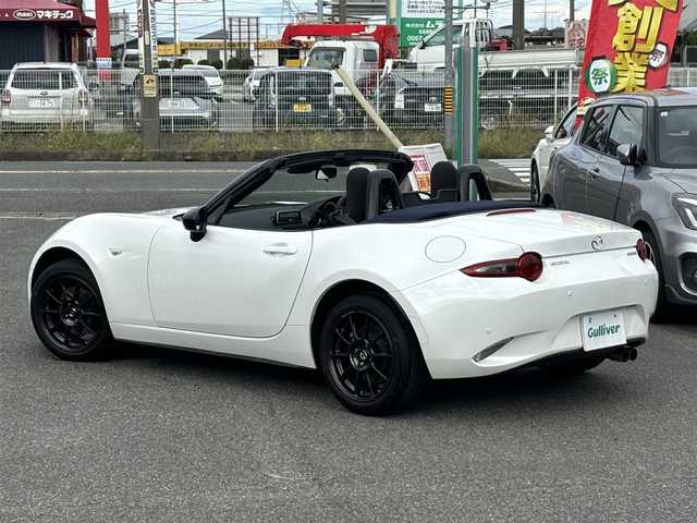 マツダ ロードスター 990S 静岡県 2022(令4)年 1.7万km スノーフレイクホワイトパールマイカ /禁煙車//ワンオーナー//特別仕様車//ガラス製リアウインドー付ソフトトップ（クロス）ソフトトップカラー：ダークブルー//フロントブレーキ：Brembo社製ベンチレーテッドディスク＆Brembo社製対向４ピストンキャリパー（ブラック塗装）//リアブレーキ：キャリパー（ブラック塗装）//大径ブレーキローター（フロント／リア）//990S専用セッティング//16インチRAYS社製鍛造アルミホイール（ダークガンメタリック塗装）//エアコンルーバー加飾：ブルー／ピアノブラック塗装//革巻きステアリング//ステアリングスイッチ//プッシュスタート//USB/AUX//ETC//スマートキー//スペアスマートキー//LEDオートライト//オートハイビーム//横滑り防止装置//BSM//LDA//コーナーセンサー//衝突軽減ブレーキ//純正フロアマット//保証書//取扱説明書