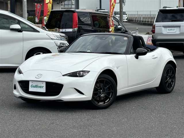 マツダ ロードスター 990S 静岡県 2022(令4)年 1.7万km スノーフレイクホワイトパールマイカ /禁煙車//ワンオーナー//特別仕様車//ガラス製リアウインドー付ソフトトップ（クロス）ソフトトップカラー：ダークブルー//フロントブレーキ：Brembo社製ベンチレーテッドディスク＆Brembo社製対向４ピストンキャリパー（ブラック塗装）//リアブレーキ：キャリパー（ブラック塗装）//大径ブレーキローター（フロント／リア）//990S専用セッティング//16インチRAYS社製鍛造アルミホイール（ダークガンメタリック塗装）//エアコンルーバー加飾：ブルー／ピアノブラック塗装//革巻きステアリング//ステアリングスイッチ//プッシュスタート//USB/AUX//ETC//スマートキー//スペアスマートキー//LEDオートライト//オートハイビーム//横滑り防止装置//BSM//LDA//コーナーセンサー//衝突軽減ブレーキ//純正フロアマット//保証書//取扱説明書