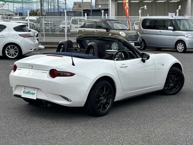 マツダ ロードスター 990S 静岡県 2022(令4)年 1.7万km スノーフレイクホワイトパールマイカ /禁煙車//ワンオーナー//特別仕様車//ガラス製リアウインドー付ソフトトップ（クロス）ソフトトップカラー：ダークブルー//フロントブレーキ：Brembo社製ベンチレーテッドディスク＆Brembo社製対向４ピストンキャリパー（ブラック塗装）//リアブレーキ：キャリパー（ブラック塗装）//大径ブレーキローター（フロント／リア）//990S専用セッティング//16インチRAYS社製鍛造アルミホイール（ダークガンメタリック塗装）//エアコンルーバー加飾：ブルー／ピアノブラック塗装//革巻きステアリング//ステアリングスイッチ//プッシュスタート//USB/AUX//ETC//スマートキー//スペアスマートキー//LEDオートライト//オートハイビーム//横滑り防止装置//BSM//LDA//コーナーセンサー//衝突軽減ブレーキ//純正フロアマット//保証書//取扱説明書
