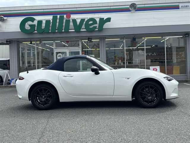 マツダ ロードスター 990S 静岡県 2022(令4)年 1.7万km スノーフレイクホワイトパールマイカ /禁煙車//ワンオーナー//特別仕様車//ガラス製リアウインドー付ソフトトップ（クロス）ソフトトップカラー：ダークブルー//フロントブレーキ：Brembo社製ベンチレーテッドディスク＆Brembo社製対向４ピストンキャリパー（ブラック塗装）//リアブレーキ：キャリパー（ブラック塗装）//大径ブレーキローター（フロント／リア）//990S専用セッティング//16インチRAYS社製鍛造アルミホイール（ダークガンメタリック塗装）//エアコンルーバー加飾：ブルー／ピアノブラック塗装//革巻きステアリング//ステアリングスイッチ//プッシュスタート//USB/AUX//ETC//スマートキー//スペアスマートキー//LEDオートライト//オートハイビーム//横滑り防止装置//BSM//LDA//コーナーセンサー//衝突軽減ブレーキ//純正フロアマット//保証書//取扱説明書