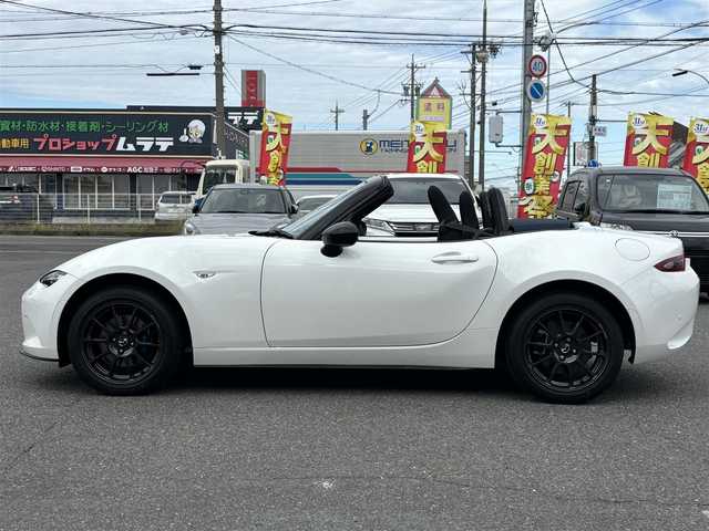 マツダ ロードスター 990S 静岡県 2022(令4)年 1.7万km スノーフレイクホワイトパールマイカ /禁煙車//ワンオーナー//特別仕様車//ガラス製リアウインドー付ソフトトップ（クロス）ソフトトップカラー：ダークブルー//フロントブレーキ：Brembo社製ベンチレーテッドディスク＆Brembo社製対向４ピストンキャリパー（ブラック塗装）//リアブレーキ：キャリパー（ブラック塗装）//大径ブレーキローター（フロント／リア）//990S専用セッティング//16インチRAYS社製鍛造アルミホイール（ダークガンメタリック塗装）//エアコンルーバー加飾：ブルー／ピアノブラック塗装//革巻きステアリング//ステアリングスイッチ//プッシュスタート//USB/AUX//ETC//スマートキー//スペアスマートキー//LEDオートライト//オートハイビーム//横滑り防止装置//BSM//LDA//コーナーセンサー//衝突軽減ブレーキ//純正フロアマット//保証書//取扱説明書