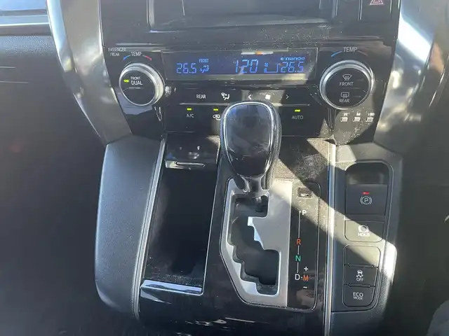 トヨタ アルファード S 兵庫県 2019(令1)年 7.3万km ホワイトパールクリスタルシャイン ・8人乗り/・SCパッケージ用18インチアルミホイール/・社外ナビ（TV/DVD/BT）/・ETC2.0/・デジタルインナーミラー（前後ドラレコ付き）/・バックカメラ/・フロントカメラ/・ステアリングスイッチ/・クルコン/・社外スピーカー/・ドアバイザー/・プッシュスタート/・電動パーキング/・純正フロアマット/・衝突軽減ブレーキ/・レーンアシスト/・１００V電源/・オートライト/・LEDヘッドライト