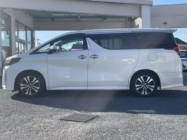 トヨタ アルファード S 兵庫県 2019(令1)年 7.3万km ホワイトパールクリスタルシャイン ・8人乗り/・SCパッケージ用18インチアルミホイール/・社外ナビ（TV/DVD/BT）/・ETC2.0/・デジタルインナーミラー（前後ドラレコ付き）/・バックカメラ/・フロントカメラ/・ステアリングスイッチ/・クルコン/・社外スピーカー/・ドアバイザー/・プッシュスタート/・電動パーキング/・純正フロアマット/・衝突軽減ブレーキ/・レーンアシスト/・１００V電源/・オートライト/・LEDヘッドライト