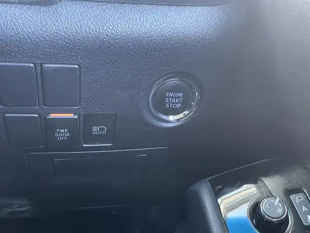 トヨタ アルファード S 兵庫県 2019(令1)年 7.3万km ホワイトパールクリスタルシャイン ・8人乗り/・SCパッケージ用18インチアルミホイール/・社外ナビ（TV/DVD/BT）/・ETC2.0/・デジタルインナーミラー（前後ドラレコ付き）/・バックカメラ/・フロントカメラ/・ステアリングスイッチ/・クルコン/・社外スピーカー/・ドアバイザー/・プッシュスタート/・電動パーキング/・純正フロアマット/・衝突軽減ブレーキ/・レーンアシスト/・１００V電源/・オートライト/・LEDヘッドライト