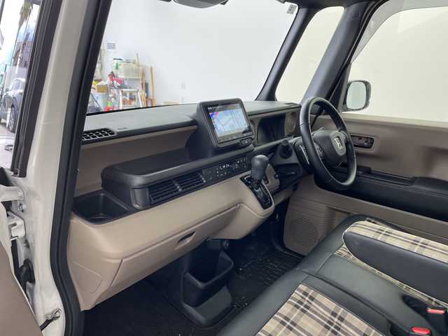 ホンダ Ｎ ＢＯＸ JOY ターボ 兵庫県 2025(令7)年 1.2万km プラチナホワイトパール ・ホンダセンシング/・衝突軽減ブレーキ/・アダプティブクルーズコントロール/・先行車発進お知らせ/・路外逸脱抑制機能/・車線維持支援システム/・オートハイビーム/・コーナーセンサー/・踏み間違い衝突軽減システム/・純正8インチナビ＆TV＆BT＆USB/・バックカメラ/・両側パワースライドドア/・純正前後ドライブレコーダー/・ビルトインETC/・電子パーキング/・オートホールド/・パドルシフト/・ハーフレザーシート/・前席シートヒーター/・横滑り防止装置/・シートバックテーブル/・2列目サンシェード/・ステアリングリモコン/・パドルシフト/・スマートキー/・プッシュスタート/・LEDヘッドライト/・オートライト