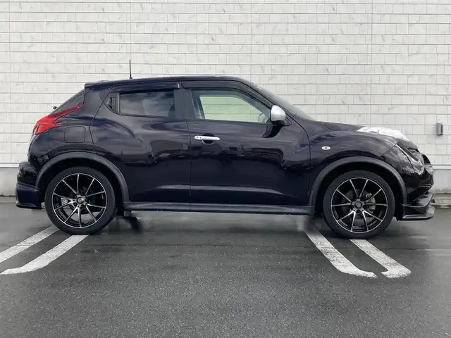 日産 ジューク 15RX パーソナライズパック 静岡県 2013(平25)年 6万km ナイトベールパープル 純正SDナビ(MC313D-W)/　AM FM CD DVD Bluetooth USB AUX/HIDオートヘッドランプ/革巻きステアリング/スマートキー2本/プッシュスタート/社外18インチアルミホイール/アイドリングストップ/純正フロアマット/レザー調シートカバー/フルセグTV/ビルトインETC/前後方ドライブレコーダー/社外エアロ(フロント/リアアンダー)