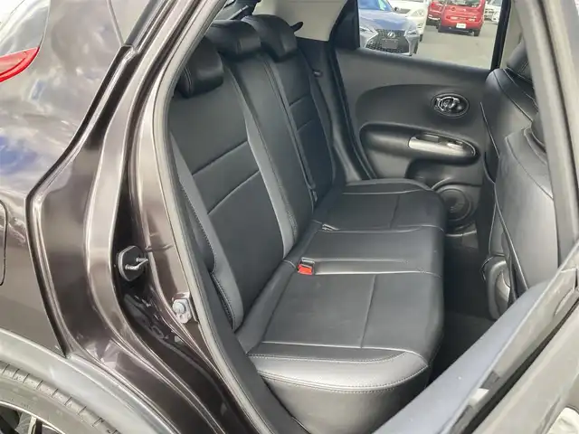 日産 ジューク 15RX パーソナライズパック 静岡県 2013(平25)年 6万km ナイトベールパープル 純正SDナビ(MC313D-W)/　AM FM CD DVD Bluetooth USB AUX/HIDオートヘッドランプ/革巻きステアリング/スマートキー2本/プッシュスタート/社外18インチアルミホイール/アイドリングストップ/純正フロアマット/レザー調シートカバー/フルセグTV/ビルトインETC/前後方ドライブレコーダー/社外エアロ(フロント/リアアンダー)