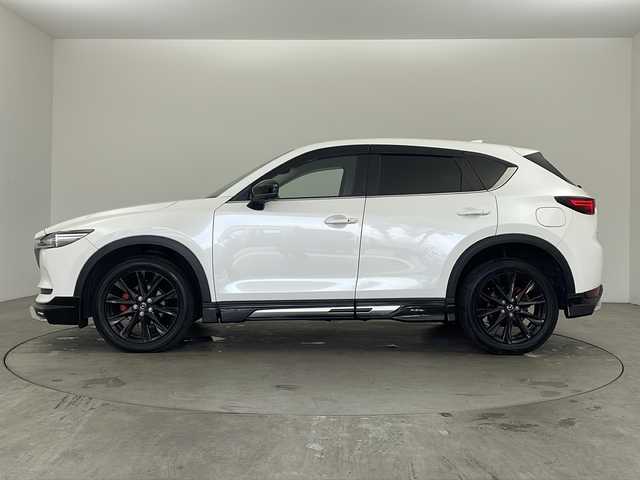 マツダ ＣＸ－５ XD ブラックトーンエディション 兵庫県 2021(令3)年 4.2万km スノーフレイクホワイトパールマイカ ・サンルーフ/・純正10.25インチナビ&TV&USB&BT&スマホ連携/・パワーバックドア/・バック/サイド/フロント/全周囲カメラ/・BOSEサウンド/・i-ACTIVSENSE/・アドバンストSCBS/SCBS R/・誤発信抑制制御/・スマートブレーキサポート/・レーダークルーズコントロール/・ブラインドスポットモニタリング/・車線逸脱警報システム/・レーンキープアシストシステム/・パーキングセンサー/・ドライバーアテンションアラート/・ターボ/・LEDヘッドランプ/・オートライト/・オートエアコン/・ヘッドアップディスプレイ/・本革巻きステアリング/・ステアリングスイッチ/・ハーフレザーシート/・ステアリングヒーター/・前席シートヒーター/・純正19インチＡＷ＆レッドキャリバー/・DAMDフルエアロ（F/S/R）/・スマートキー