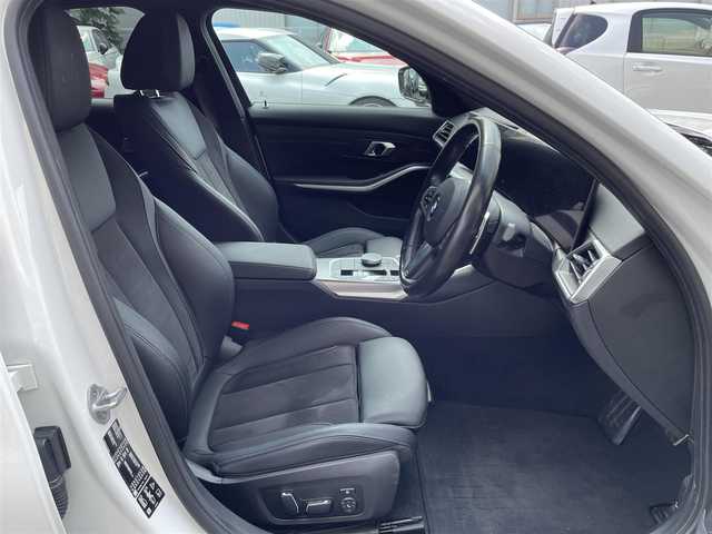 ＢＭＷ ＢＭＷ ３２０ｄ xDrive Mスポーツ 神奈川県 2023(令5)年 1.8万km アルピンホワイトⅢ ワンオーナー/Mスポーツ/ハーフレザーシート/純正メモリーナビ/360°カメラ/インテリジェントセーフティ/レーダークルーズコントロール/衝突警告/LKA/BSM/コーナーセンサー/純正18インチAW/LEDヘッドライト/電動トランク/前席パワーシート/シートヒーター/ワイヤレス充電/カラーHUD/USB/BT/Spotify/AppleCarPlay/ミラーETC/前後ドライブレコーダー/パドルシフト/アイドリングストップ/プッシュスタート/スマートキー×2/R6年ディーラー整備記録/保証書・取説あり