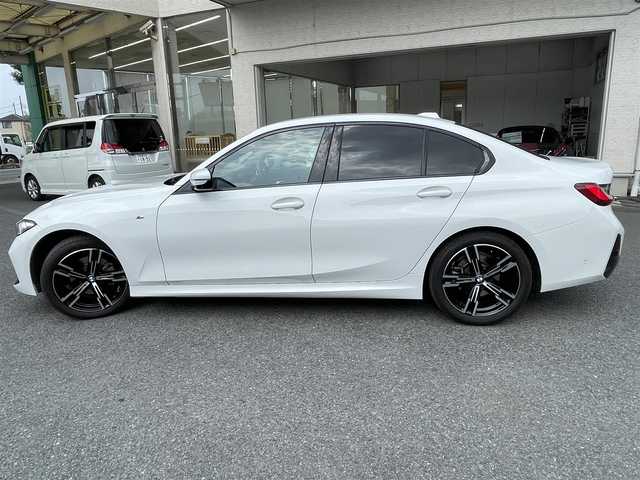 ＢＭＷ ＢＭＷ ３２０ｄ xDrive Mスポーツ 神奈川県 2023(令5)年 1.8万km アルピンホワイトⅢ ワンオーナー/Mスポーツ/ハーフレザーシート/純正メモリーナビ/360°カメラ/インテリジェントセーフティ/レーダークルーズコントロール/衝突警告/LKA/BSM/コーナーセンサー/純正18インチAW/LEDヘッドライト/電動トランク/前席パワーシート/シートヒーター/ワイヤレス充電/カラーHUD/USB/BT/Spotify/AppleCarPlay/ミラーETC/前後ドライブレコーダー/パドルシフト/アイドリングストップ/プッシュスタート/スマートキー×2/R6年ディーラー整備記録/保証書・取説あり