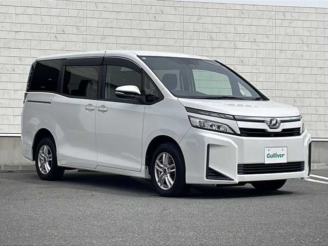 トヨタ ヴォクシー X 山形県 2018(平30)年 7.3万km ホワイトパールクリスタルシャイン 4WD/プリクラッシュセーフティシステム（ＰＣＳ）/レーンディパーチャーアラート（ＬＤＡ）/クルーズコントロール/両側パワースライド/社外オーディオナビ(AM.FM.BT.TV.DVD)/フリップダウン(ALPINE)/アイドリングストップ/ETC/エンジンスタートボタン/オートライト/USB/スペアキー(1本)/AW15インチスタッドレスタイヤ積込