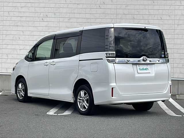 トヨタ ヴォクシー X 山形県 2018(平30)年 7.3万km ホワイトパールクリスタルシャイン 4WD/プリクラッシュセーフティシステム（ＰＣＳ）/レーンディパーチャーアラート（ＬＤＡ）/クルーズコントロール/両側パワースライド/社外オーディオナビ(AM.FM.BT.TV.DVD)/フリップダウン(ALPINE)/アイドリングストップ/ETC/エンジンスタートボタン/オートライト/USB/スペアキー(1本)/AW15インチスタッドレスタイヤ積込