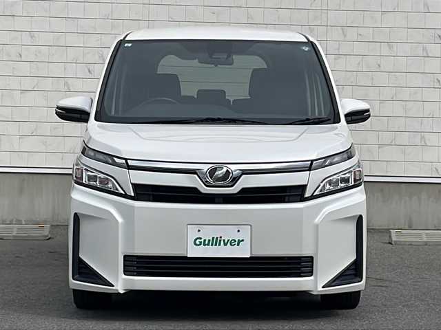 トヨタ ヴォクシー X 山形県 2018(平30)年 7.3万km ホワイトパールクリスタルシャイン 4WD/プリクラッシュセーフティシステム（ＰＣＳ）/レーンディパーチャーアラート（ＬＤＡ）/クルーズコントロール/両側パワースライド/社外オーディオナビ(AM.FM.BT.TV.DVD)/フリップダウン(ALPINE)/アイドリングストップ/ETC/エンジンスタートボタン/オートライト/USB/スペアキー(1本)/AW15インチスタッドレスタイヤ積込