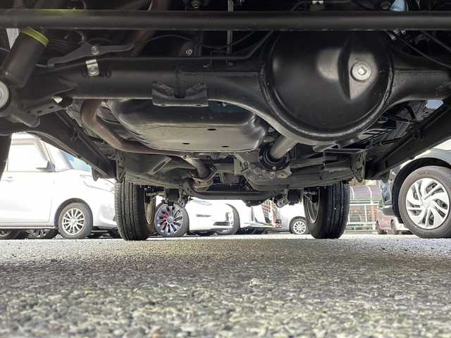 スズキ ジムニー XC 大阪府 2023(令5)年 0.7万km ミディアムグレー ワンオーナー/社外SDナビ/BTオーディオ/フルセグテレビ/CD/DVD/LEDヘッドライト/オートライト/フォグランプ/TERZO製ルーフキャリア/ETC/ドライブレコーダー/純正16インチAW/純正フロアマット/スペアキー