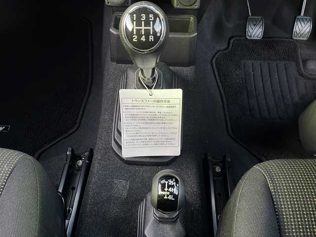 スズキ ジムニー XC 大阪府 2023(令5)年 0.7万km ミディアムグレー ワンオーナー/社外SDナビ/BTオーディオ/フルセグテレビ/CD/DVD/LEDヘッドライト/オートライト/フォグランプ/TERZO製ルーフキャリア/ETC/ドライブレコーダー/純正16インチAW/純正フロアマット/スペアキー