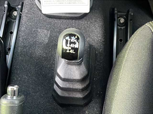 スズキ ジムニー XC 大阪府 2023(令5)年 0.7万km ミディアムグレー ワンオーナー/社外SDナビ/BTオーディオ/フルセグテレビ/CD/DVD/LEDヘッドライト/オートライト/フォグランプ/TERZO製ルーフキャリア/ETC/ドライブレコーダー/純正16インチAW/純正フロアマット/スペアキー