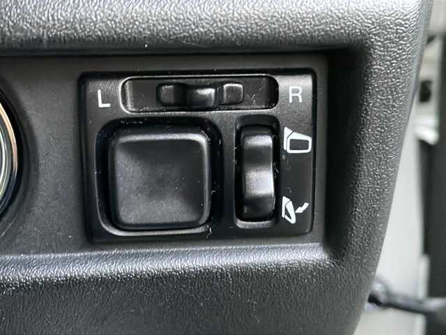 スズキ ジムニー XC 大阪府 2023(令5)年 0.7万km ミディアムグレー ワンオーナー/社外SDナビ/BTオーディオ/フルセグテレビ/CD/DVD/LEDヘッドライト/オートライト/フォグランプ/TERZO製ルーフキャリア/ETC/ドライブレコーダー/純正16インチAW/純正フロアマット/スペアキー