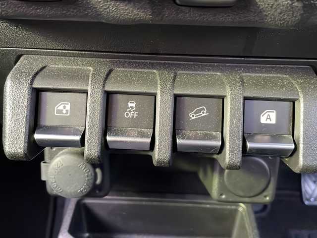 スズキ ジムニー XC 大阪府 2023(令5)年 0.7万km ミディアムグレー ワンオーナー/社外SDナビ/BTオーディオ/フルセグテレビ/CD/DVD/LEDヘッドライト/オートライト/フォグランプ/TERZO製ルーフキャリア/ETC/ドライブレコーダー/純正16インチAW/純正フロアマット/スペアキー