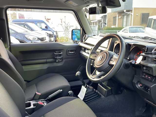 スズキ ジムニー XC 新潟県 2023(令5)年 0.7万km ミディアムグレー ワンオーナー/MT車/衝突軽減ブレーキ/レーンキープアシスト/アイドリングストップ/社外SDナビ（Panasonic CN-RZ743W)/(CD/DVD/フルセグTV/Bluetooth）/ETC/スマートキー×2/革巻きステアリング/クルーズコントロール/ステアリングリモコン/シートヒーター/LEDヘッドライト/オートライト/オートエアコン/フォグランプ/TERZO製ルーフキャリア/純正16インチAW/純正フロアマット/ドアバイザー/保証書/取扱説明書/ナビ取扱説明書